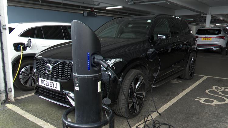 VOLVO XC90 ESTATE 2.0 T8 PHEV Plus Edition Dark 5dr AWD Geartronic